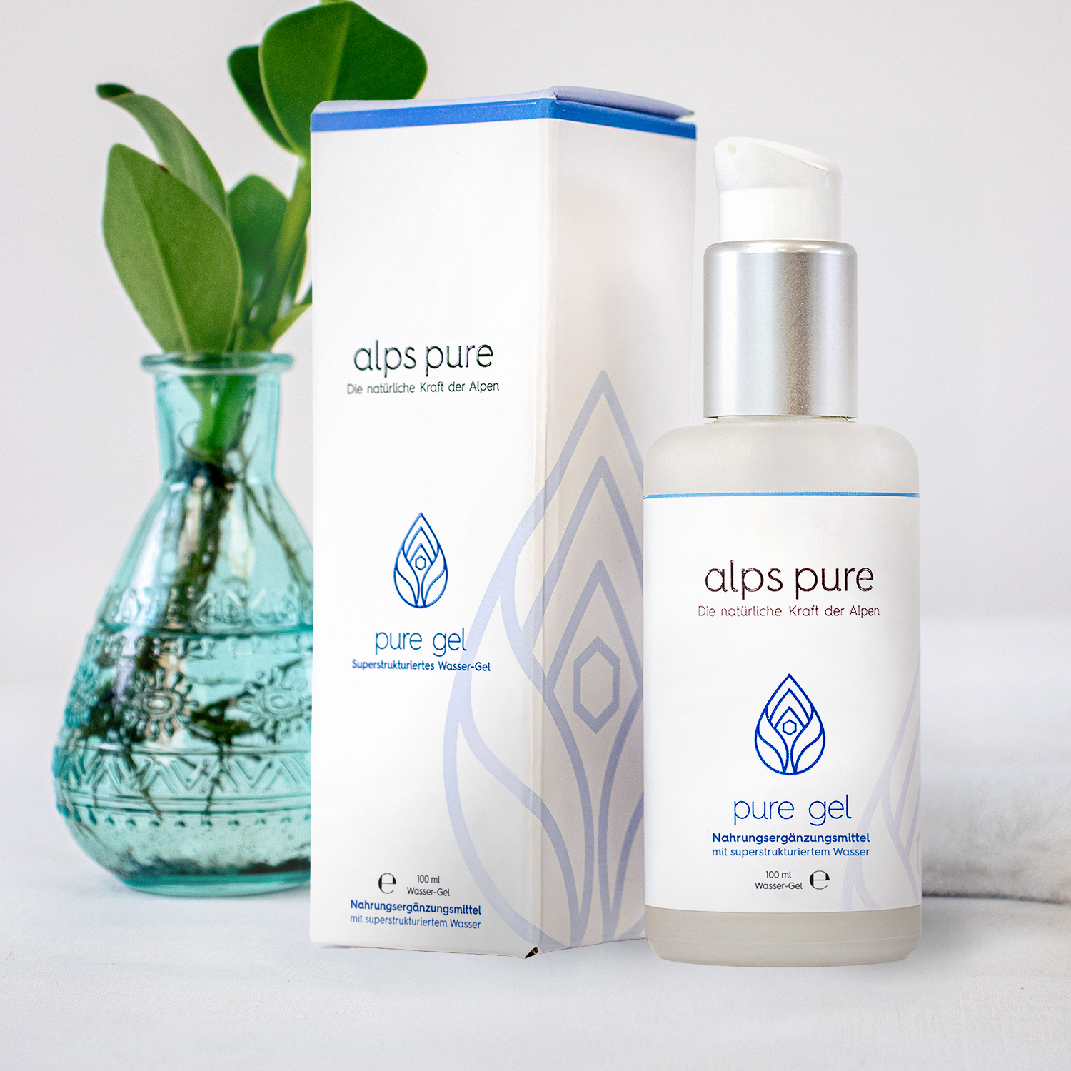 pure gel Flasche und Verpackung, dekorativ arrangiert
